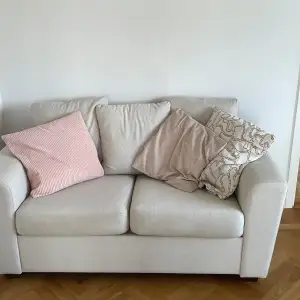Säljer denna soffa för att har flyttat och har inte plats för den längre.Har inte använts särskilt mycket och är i bra skick.