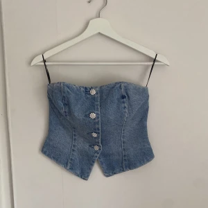 Denimtopp  - Populär denimtopp från H&M som fortfarande inte kommit till användning, testat hemma men aldrig ute. Sååå fin men ej hittat tillfälle till att använda ännu. Har även dem matchande byxorna i storlek 34 om någon skulle vara intresserad utan hela setet ☺️💕