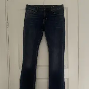 Ett par jeans från JC som inte säljs längre. Medelhög i midjan och bootcut 