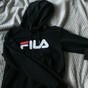 fila hoodie - bra skick, använd fåtal gånger. passar mig som har xs/s. säljer pågrund av att den verkligen aldrig kommer till användning. ☺️