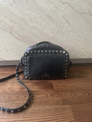 Valentino väska  - Säljer min fina valentino väska som tyvärr inte kommer till användning längre! Kvitto finns 