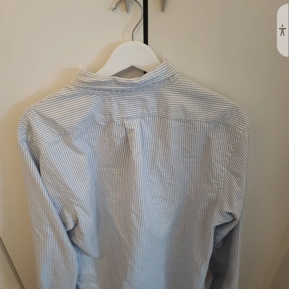 Blåvit skjorta ifrån Ralph lauren. Det är en slimfit skjorta i storlek L. Inga defekter/skador förekommer på plagget. . Skjortor.