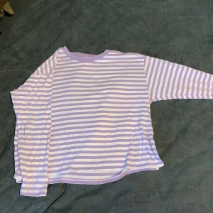 Långärmad tröja  - Fin långärmad tröja från monki! I skönt tunnt tyg som passar perfekt att ha på vår/höst eller att ha en t-shirt över! 