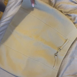 Kjol med detalj  - Jätte fin midikjol Kan användas uppklätt eller bara till vardags 