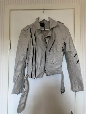 Skinnjacka  - Vit skinnjacka 