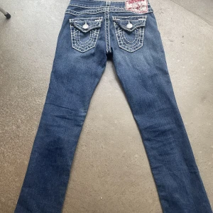 Xs true religion  - Jag säljer mina trueys pga ingen användning OBS stort hål vid ena knäet. Storlek 26 i tum alltså xs och lågmidjade. Köpt är köpt! Plus du betalar frakt eller möts upp i Malmö :)