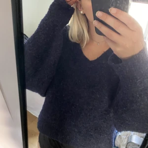 Stickad tröja - Mysig oversized stickad tröja med v- ringning framtill. Skönt material och snygg passform. 