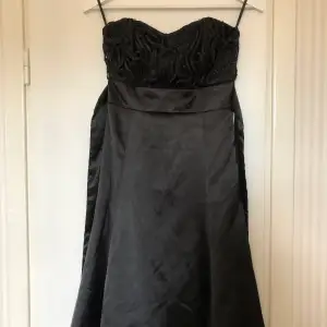 Fin svart klänning som är använd en kväll. Det är xs på men funkar som S då den är ganska stor i storlek 
