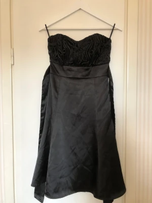 Klänning  - Fin svart klänning som är använd en kväll. Det är xs på men funkar som S då den är ganska stor i storlek 