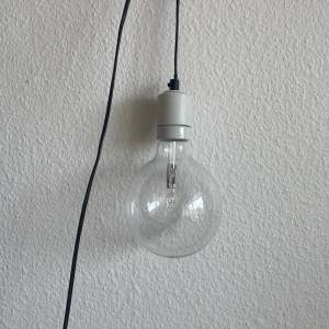 Fin stor glödlampa! Använd till en lampskärm eller som den är. 