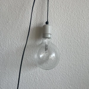 Lampa - Fin stor glödlampa! Använd till en lampskärm eller som den är. 