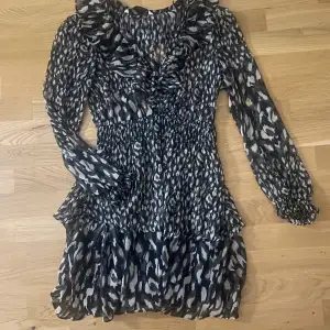 Populär zara klänning i leopard mönster, i nyskick, inga tecken på användning. Har resor i midjan så passar flera. Skriv vid frågor eller fler bilder💕💕