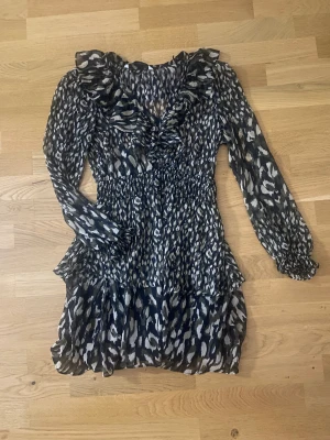 Zara klänning - Populär zara klänning i leopard mönster, i nyskick, inga tecken på användning. Har resor i midjan så passar flera. Skriv vid frågor eller fler bilder💕💕