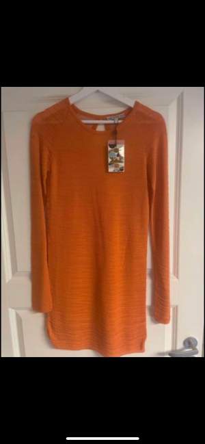 Klänning från Dagmar i fin orange finstickat material  Aldrig använd, ord pris 2699