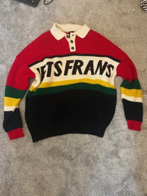 UO sweater - Jättefin och mysig stickad tröja från Urban Outfitters! Säljer pga inte min stil längre. Strl är S men den är oversized så passar antagligen M och L också. Endast använd ett fåtal gånger och i jättebra skick!