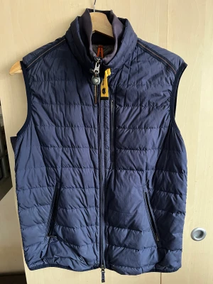 Parajumpers Väst - Jag säljer min riktigt snygga väst som inte passar mig längre. Västen är i storlek S och är helt felfri.