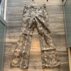 Tornado mart snakeskin flares - Midjemått: 37cm  Benlängd: 80 (från inseam)  Köpta från mercari 