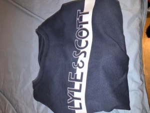 Lyle & scott sweatshirt  - En fin sweatshirt mycket bra skick. Den är stor för sin storlek passar som Xs eller Xxs. Den passar nån som är 163-168