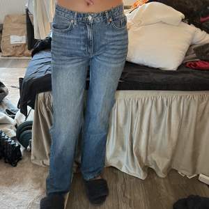 Blåa mid-waist, straight jeans 💓 Bra i längden på mig som är 170cm!