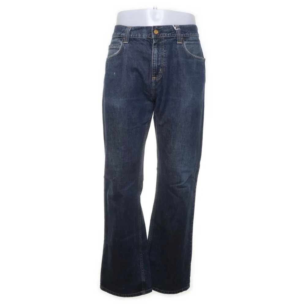 Ett par Carhartt jeans som tyvärr knge  längre kommer till användning. Är i jätte fint skick och är i St 33/32 💙💙 kan skicka fler bilder om de önskas  Köpte dessa för 1000kr . Jeans & Byxor.
