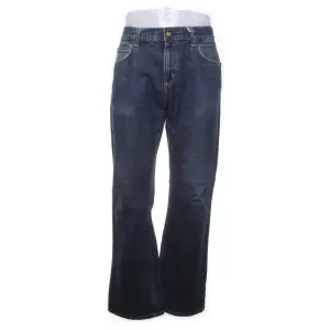 Ett par Carhartt jeans som tyvärr knge  längre kommer till användning. Är i jätte fint skick och är i St 33/32 💙💙 kan skicka fler bilder om de önskas  Köpte dessa för 1000kr 