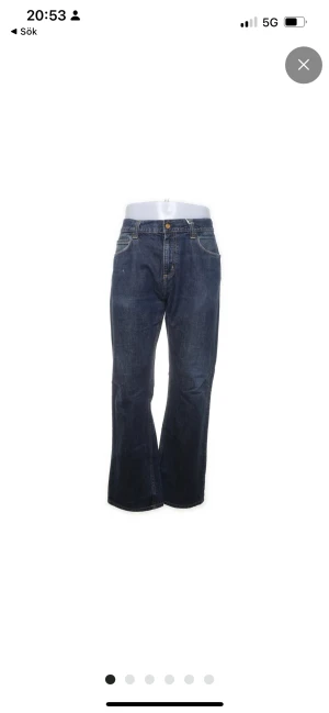 Carhartt jeans - Ett par Carhartt jeans som tyvärr knge  längre kommer till användning. Är i jätte fint skick och är i St 33/32 💙💙 kan skicka fler bilder om de önskas  Köpte dessa för 1000kr 