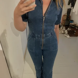 Jumpsuit från Mango - Säljer denna fina jumpsuit från Mango. Endast använd 2 gånger så i väldigt bra skick.   Kan mötas upp i Stockholm eller skickas🥰