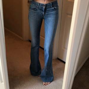 Säljer mina favorit Skitskitsnygga lågmidjade jeans då jag inte får på mig dem längre :( första bilden är lånad eftersom jag inte kan visa hur de ser ut på mig men dem ser ut så på. Storleken är xs/34 skulle jag säga :)