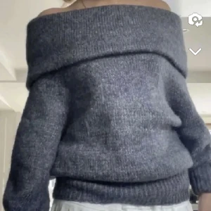 Stickad tröja  - Grå stickad tröja perfekt nu till vintern, helt slut på h&ms hemsida. Finns inga defekter eller liknande då den knappt är använd. Hör av dig om du har fler frågor! 🤍