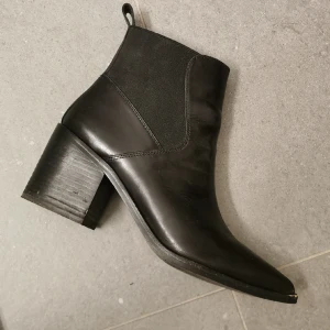 Stövletter boots & other stories skor - Skor i stl 39 från & other stories i läder. De behöver elite kärlek och smörjas in med ngt medel för läder. De är även lite svart färg som lossnat på tårna men jag tror att det går att åtgärda lätt med lite färg. 