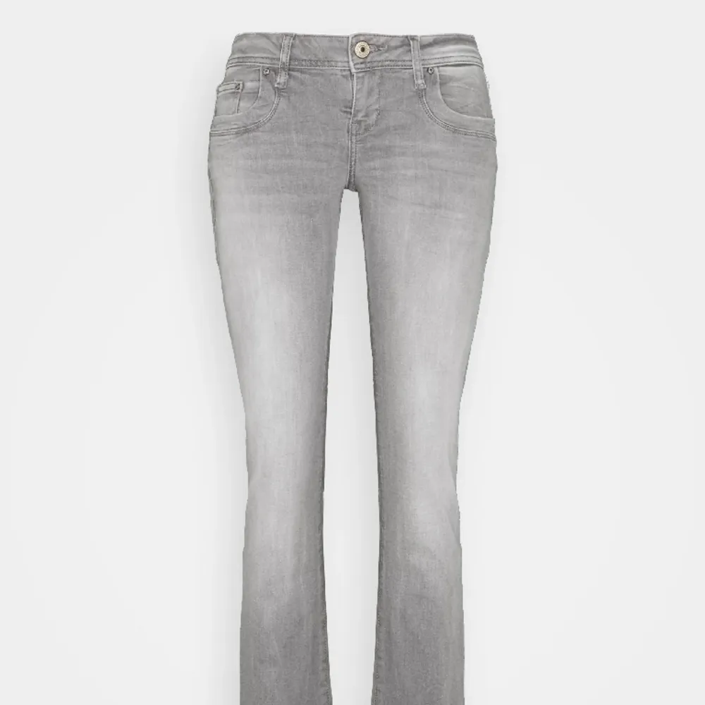 Säljer dessa super snygga jeans ifrån ltb. Då dom inte kommer till användning just nu!. Jeans & Byxor.