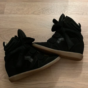 Isabelmarantskor - Svarta höga isbaelmarant skor, inköpta på NK för några år sen. Har använt kanske 5 gånger max?! Bra skick iaf och på utsidan ser det nya ut🥰💕❣️nypris 5900