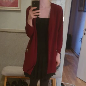 Vinröd kavaj - Avslappnad kavaj / blazer / kofta i vinröd färg. Gott skick!