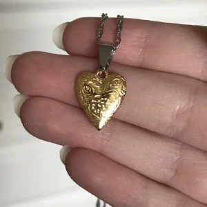 Guld hjärta  - Guld hjärta halsbandshänge som är guld pläterat. Vackert mönster på både fram och baksida. Finns ett till i silver. Kontakta gärna vid frågor och innan köp☺️🌺💍kolla profil för mer💍Obs: hänget har ändrats från silver till guld