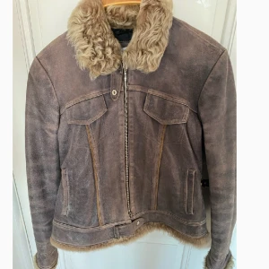 Vintage jacka - Vintage mocka jacka köpt i Italien, med pälskrage, päls vid ärmarna och längst ner. Skulle gissa på storlek S. Är mer figursydd än vad den ser ut.