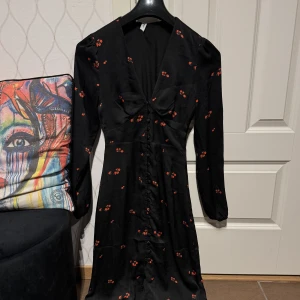 Söt klänning från Adoore  - Söt klänning från Adoore i storlek 32 men passar lika bra till 34. Perfekt till både sommaren och julen! Skriv för fler bilder🫶🏽