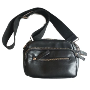 Axelremsväska Carin Wester - Liten söt axelremsväska från Carin Wester. Använd men i fint skick!