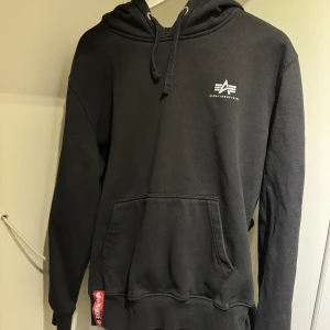 Alpha industries  - En svart hoodie ifrån alpha industries
