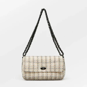 Becksöndergaard Väska  - Säljer min Becksöndergaard väska då den inte kommer till användning! Använd ca 5 gånger och är i nyskick!  Den är i modellen Bethwin Hollis och nypriset är 960kr/€85. Jag säljer för 499kr 💞Skriv gärna privat om du vill ha lite mer bilder/information! 