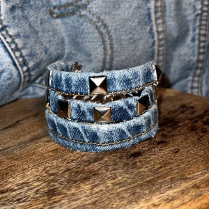Jeansarmband - Hej! Vi gör jeansarmband av återvunnet material (jeans köpta second hand). Går även att få efter egna önskemål och massor av olika jeansfärger! Vi finns både på instagram och TikTok (Lomijewelry)💝