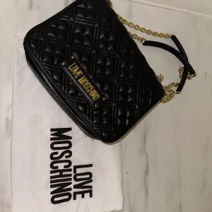 Moschino väska  - Jätte fin väska, väl omhändertagen kommer med dustbag  Nypris 3100kr 