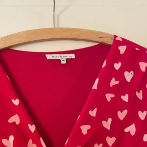 Vadlång klänning - Fin somrig klänning som är vad lång på mig💓