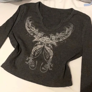 Y2k långärmad tröja - Y2k stil tröja som jag köpte för ett tag sen men inte använt sa mycket. Storlek S<3