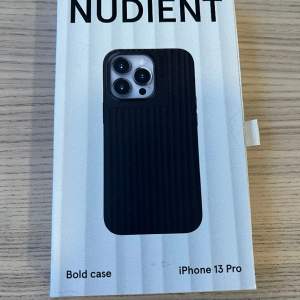 Märke: Nudient Modell: Bold Case iPhone 13 PRO Material: Silikon Helt nytt mobilskal i sin orginalförpackning, Aldrig använt! Slutsålt mobilskal som inte längre går att få tag i.