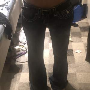 Marinblåa utsvängda och lågmidjade true religion jeans i storlek 30, de är lite långa och stora i midjan på mig men tycker de e snygga baggy också! Kontakta vid frågor, mått eller bilder💕💕
