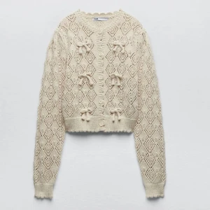 Söt kofta  - Stickad kofta från Zara, använd 2 gånger 💕 Köpt för 600