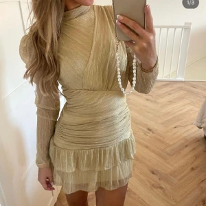 BY NICCI klänning - Säljer denna klänning då den inte passa min stil. Aldrig använd, lapp sitter kvar. Storlek m/l.