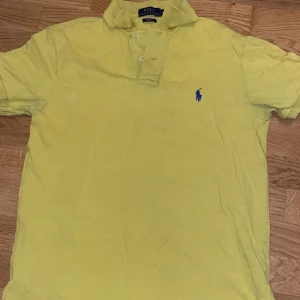 Polo piké  - Helt ny polo piké i top skick! Storlek M men Passar S. Skriv vid funderingar🤌pris kan diskuteras vid snabb affär💥