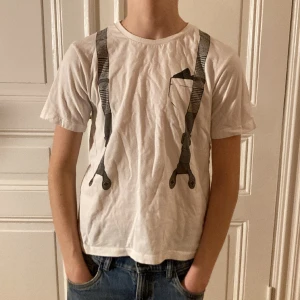 Hängslen tshirt  - Små teken på andvänding🔥