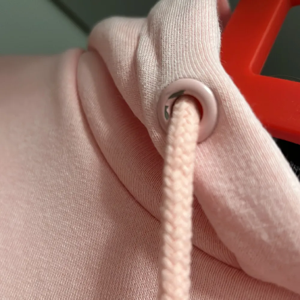 rosa hoodie med ballongärmar från NA-KD (Hanna Schönbergs kollektion) aldrig använd, dock en  omärkbar defekt efter tvätt, se bild 3!  !!Frakt tillkommer!! . Hoodies.